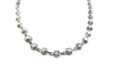 Collier en métal argenté orné de diamants...