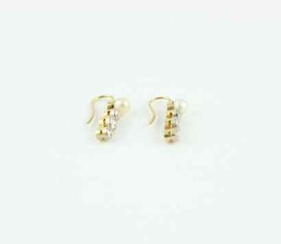 Paire de boucles d'oreille en or jaune 18K...