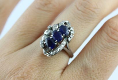 Bague en or gris 18K (750/1000) centrée de...