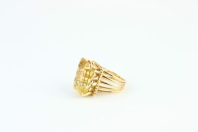 Bague de cocktail en or jaune 18K (750/1000)...