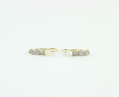 Paire de boucles d'oreille en or jaune 18K...
