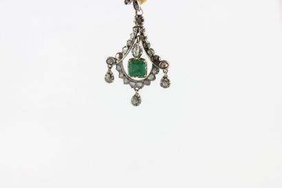 Paire de boucles d'oreille en argent et or...