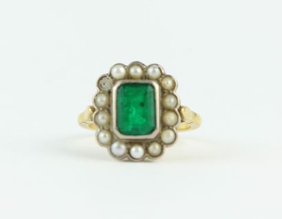 Bague en or jaune 18K (750/1000) centré d'une...