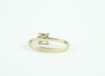 Bague solitaire en or gris18K (750/1000)...