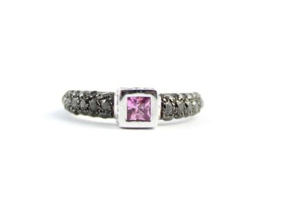 DE GRISOGONO
Bague en or gris 18K (750/1000)...