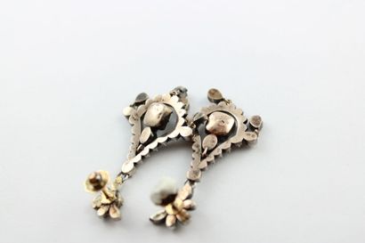 Paire de boucles d'oreille en argent et or...