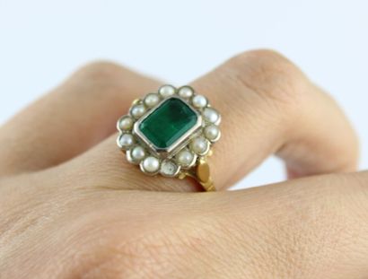 Bague en or jaune 18K (750/1000) centré d'une...