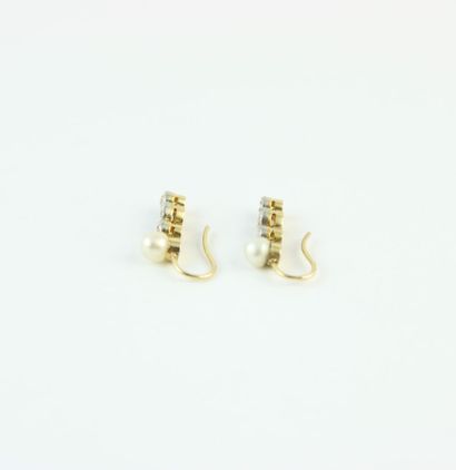 Paire de boucles d'oreille en or jaune 18K...
