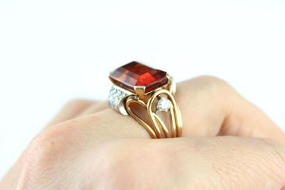 Bague en or jaune 18K (750/1000) et platine...