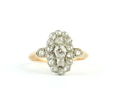 Bague en or jaune 18K (750/1000) le plateau...