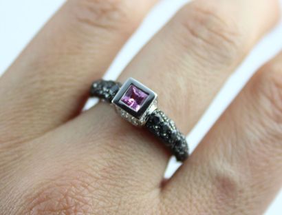 DE GRISOGONO
Bague en or gris 18K (750/1000)...