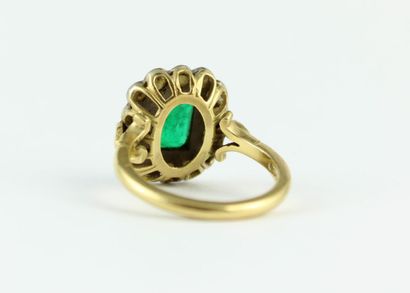 Bague en or jaune 18K (750/1000) centré d'une...