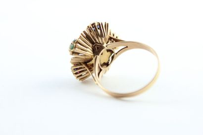 Bague en or jaune 18K (750/1000) figurant...