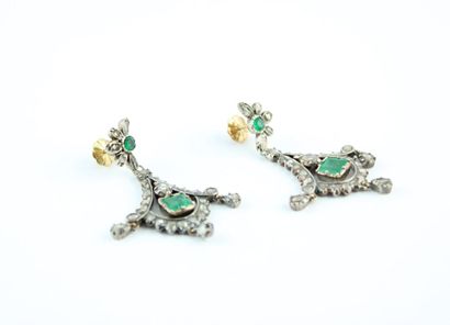 Paire de boucles d'oreille en argent et or...
