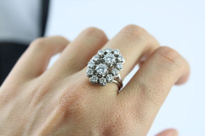 Bague en or gris 18K (750/1000) ornée de...