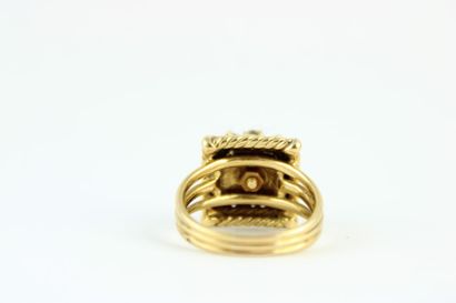 Bague en or jaune 18K (750/1000) le plateau...