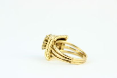 Bague en or jaune 18K (750/1000) le plateau...