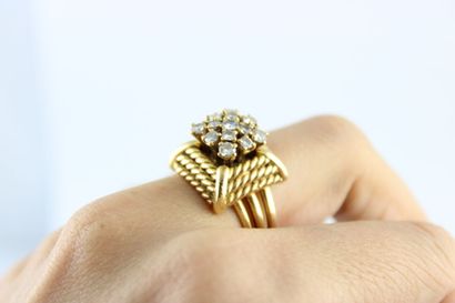 Bague en or jaune 18K (750/1000) le plateau...