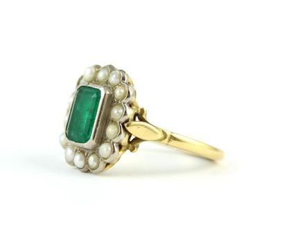 Bague en or jaune 18K (750/1000) centré d'une...