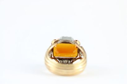 Bague en or jaune 18K (750/1000) et platine...