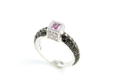 DE GRISOGONO
Bague en or gris 18K (750/1000)...