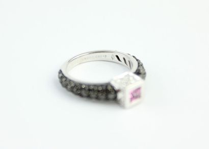 DE GRISOGONO
Bague en or gris 18K (750/1000)...