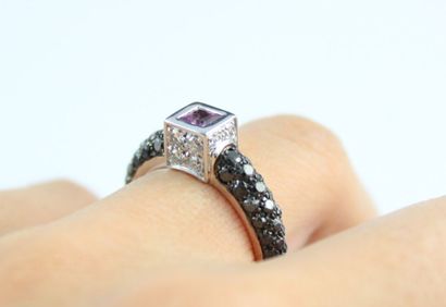 DE GRISOGONO
Bague en or gris 18K (750/1000)...