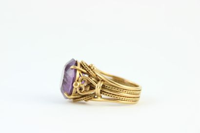 Bague en or jaune 18K (750/1000) ornée d'une...