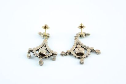 Paire de boucles d'oreille en argent et or...