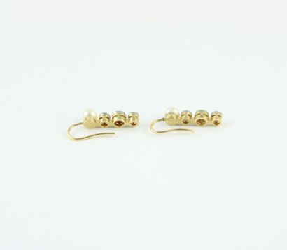 Paire de boucles d'oreille en or jaune 18K...