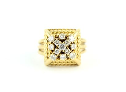 Bague en or jaune 18K (750/1000) le plateau...
