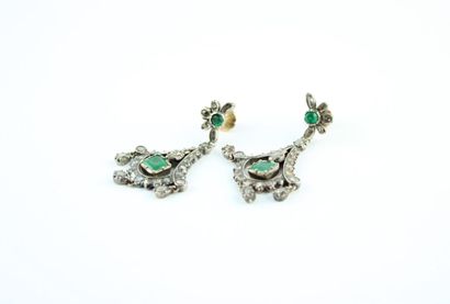 Paire de boucles d'oreille en argent et or...