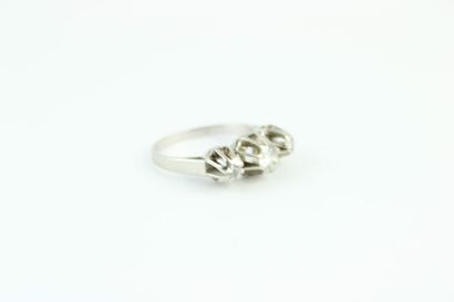 Bague en platine (900/1000) centrée de trois...
