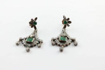 Paire de boucles d'oreille en argent et or...
