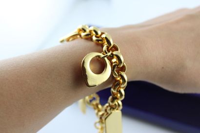 BOUCHERON 
Bracelet en métal doré fantaisie...