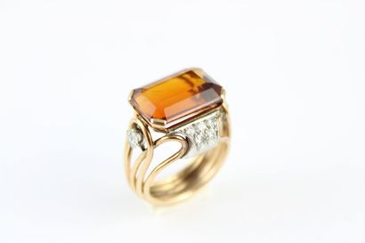 Bague en or jaune 18K (750/1000) et platine...