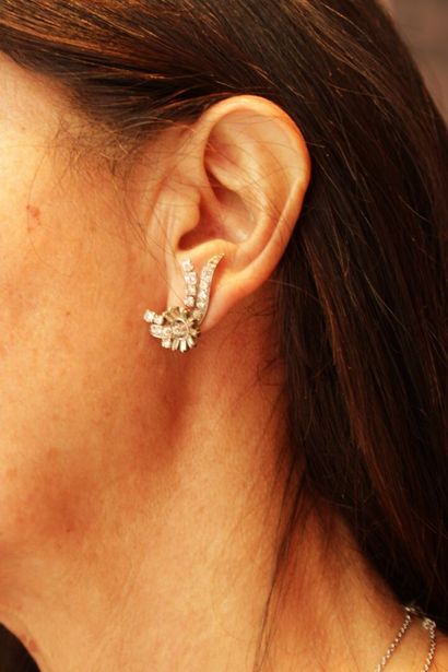 Paire de boucles d'oreille en or gris 18...