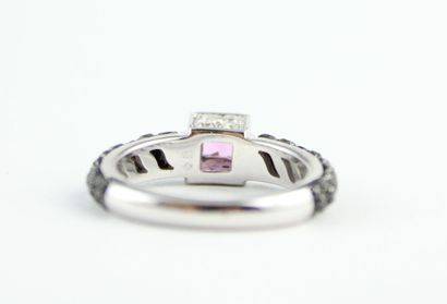 DE GRISOGONO
Bague en or gris 18K (750/1000)...