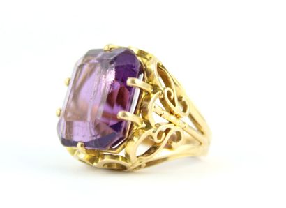 Bague en or jaune 18K (750/1000) ornée d'une...
