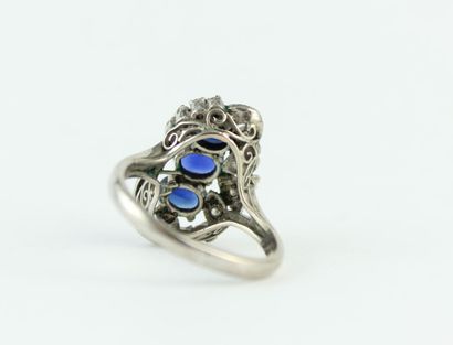 Bague en or gris 18K (750/1000) centrée de...