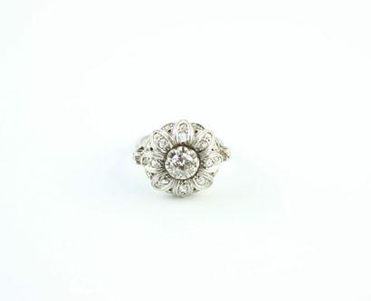 Bague en platine (8000/1000) et diamants...