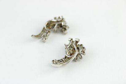 Paire de boucles d'oreille en or gris 18...