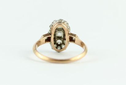 Bague en or jaune 18K (750/1000) le plateau...