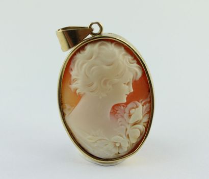 Pendentif camée coquille à décor de profil...