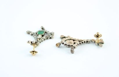 Paire de boucles d'oreille en argent et or...