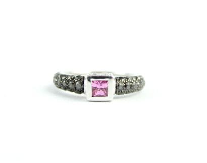 DE GRISOGONO
Bague en or gris 18K (750/1000)...