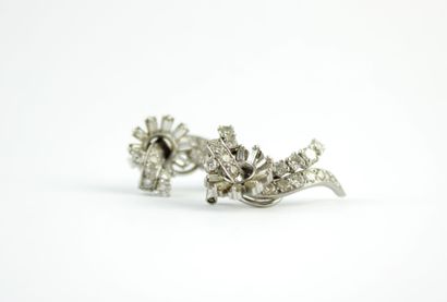 Paire de boucles d'oreille en or gris 18...