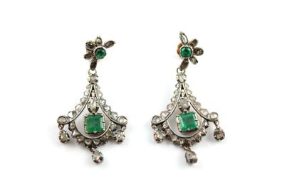 Paire de boucles d'oreille en argent et or...