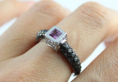 DE GRISOGONO
Bague en or gris 18K (750/1000)...