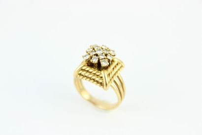 Bague en or jaune 18K (750/1000) le plateau...